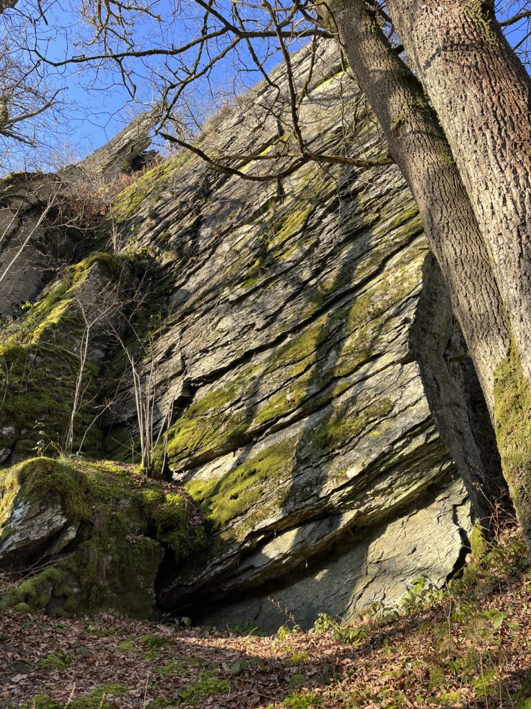 Rotsformaties tijdens het hiken in de Ardennen